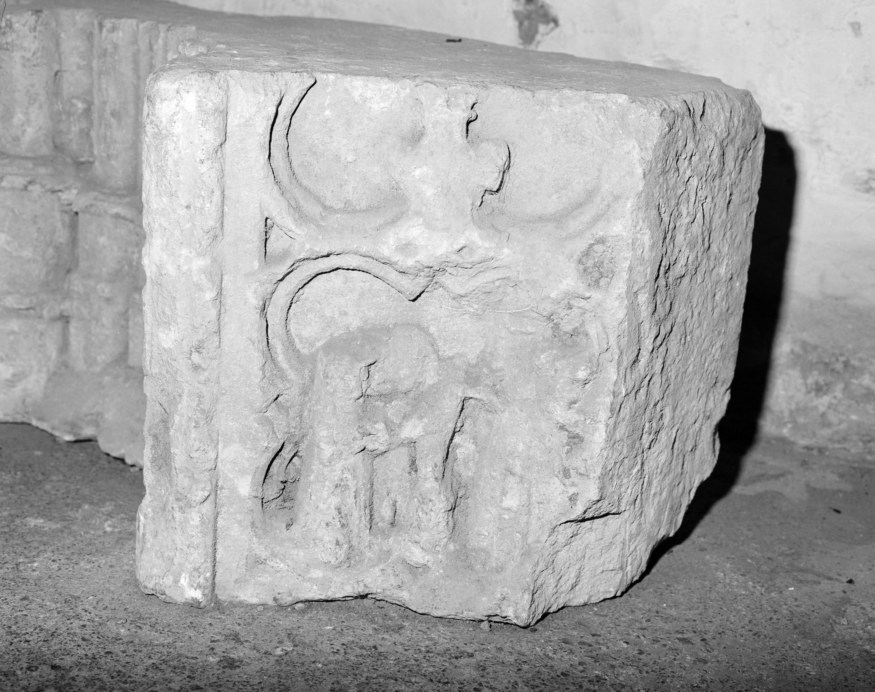 Fragment de piédroits à dextre du portail (?) : relief sculpté.