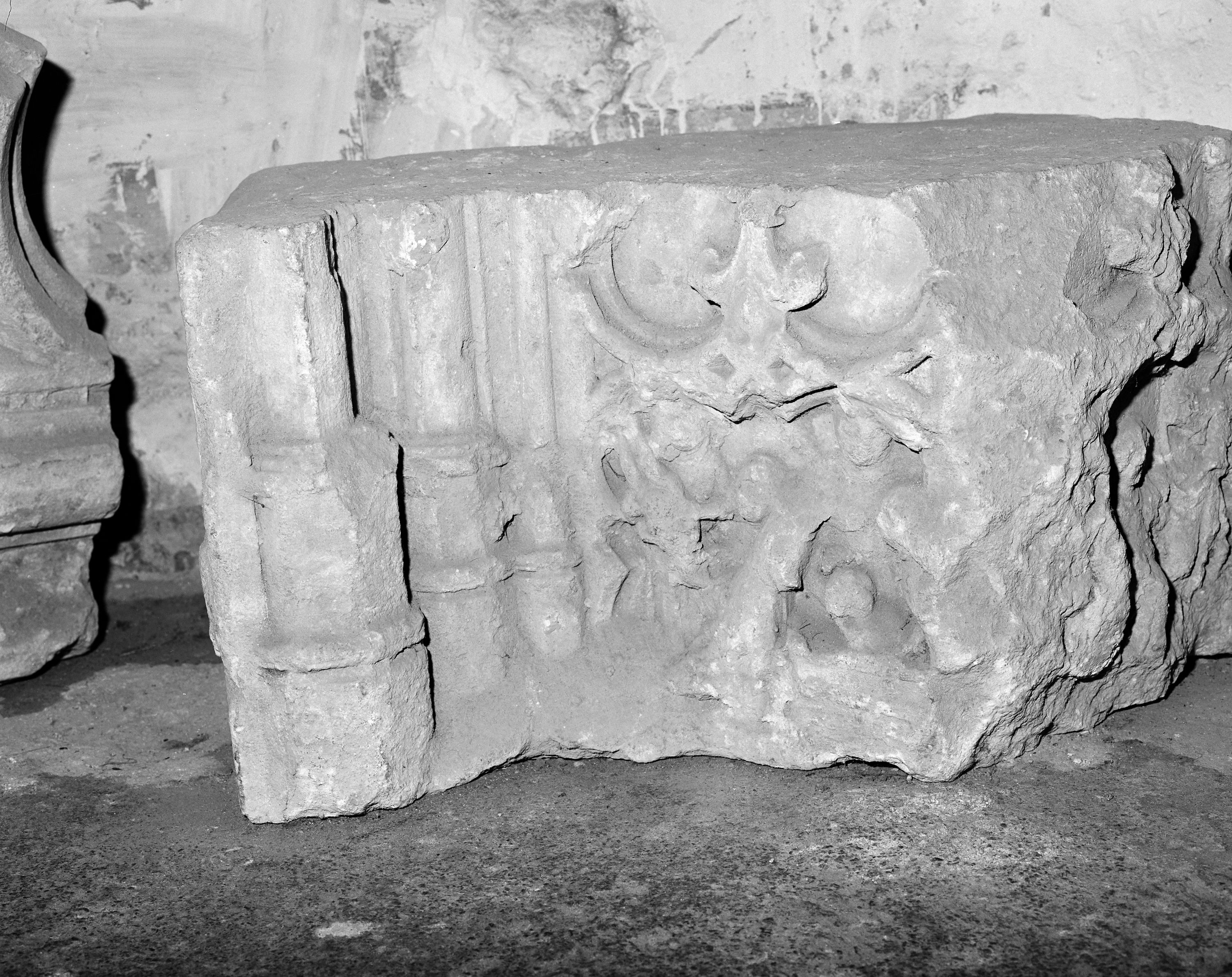 Fragment de piédroits à senestre du portail (?) : relief sculpté.