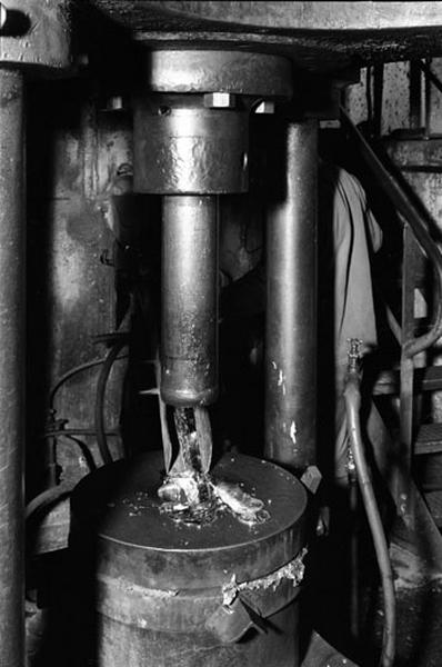 Machine, production d'une pièce en métal.