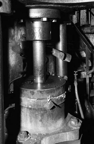 Machine ; étape de production d'une pièce en métal.