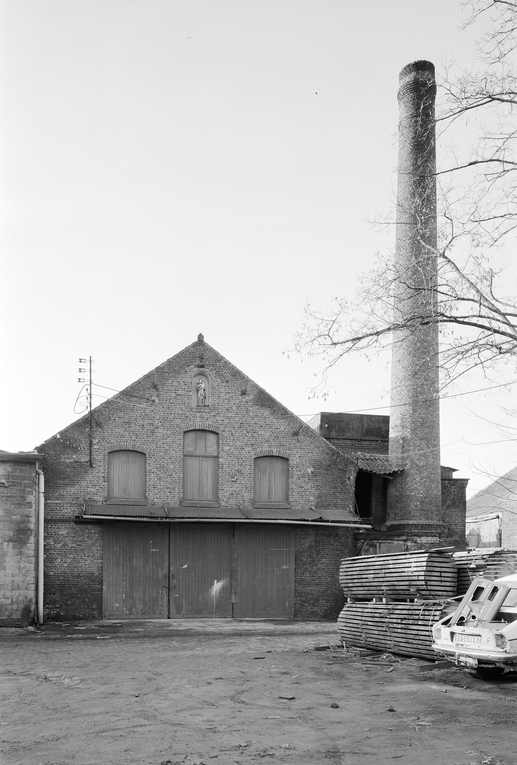 Atelier de fabrication, cheminée d'usine.