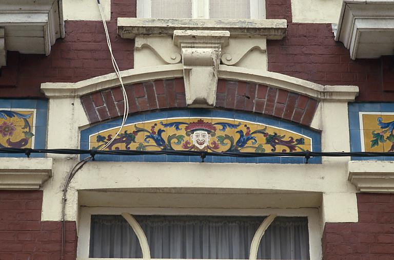 Détail d'une fenêtre, avec décor de céramique.