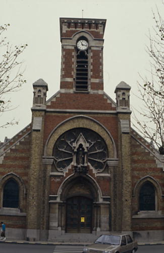 Vue d'ensemble de la façade.