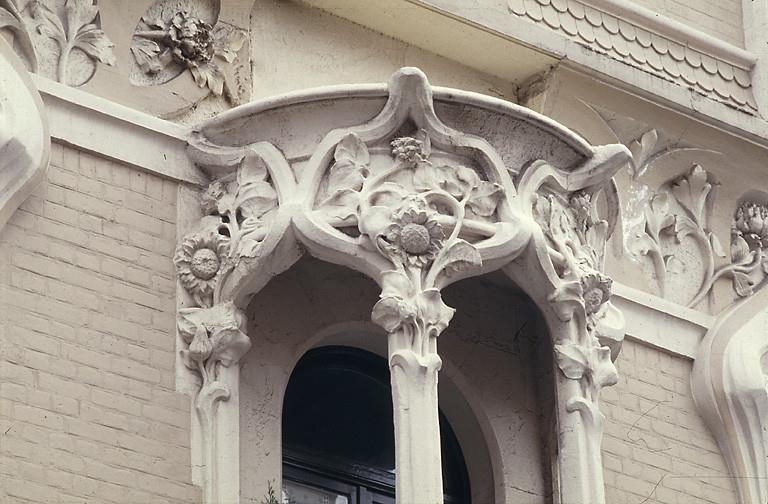 Détail de la façade : partie supérieure de la logette.