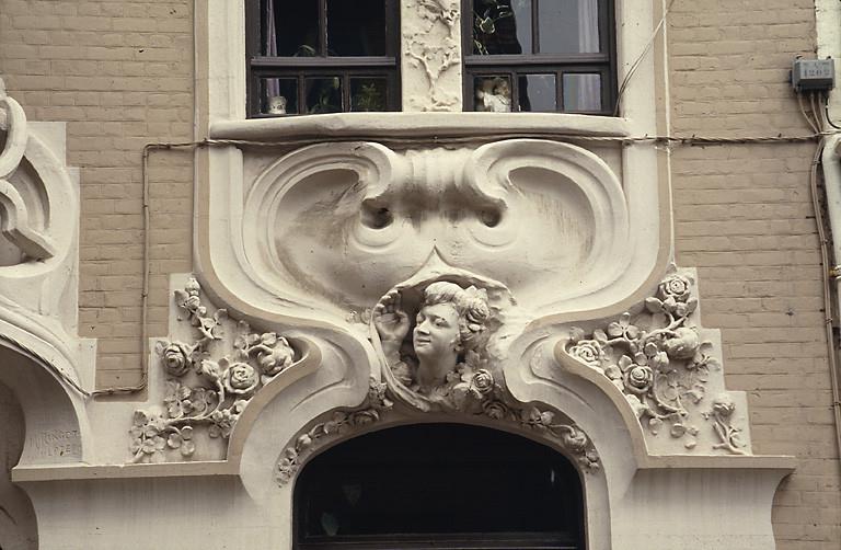 Fenêtre de droite : visage de femme s'éveillant et roses.