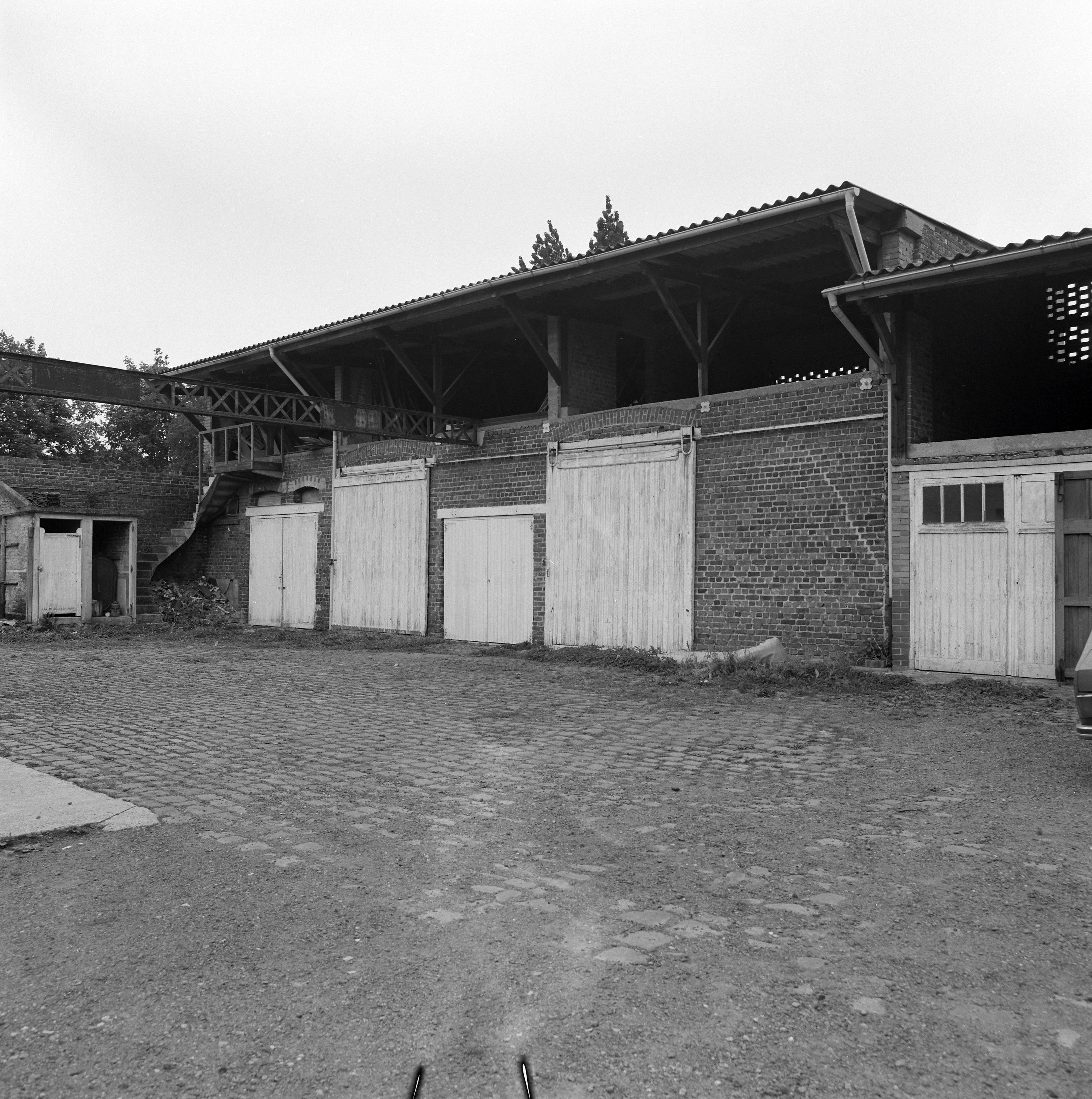 Magasins industriels sur cour.