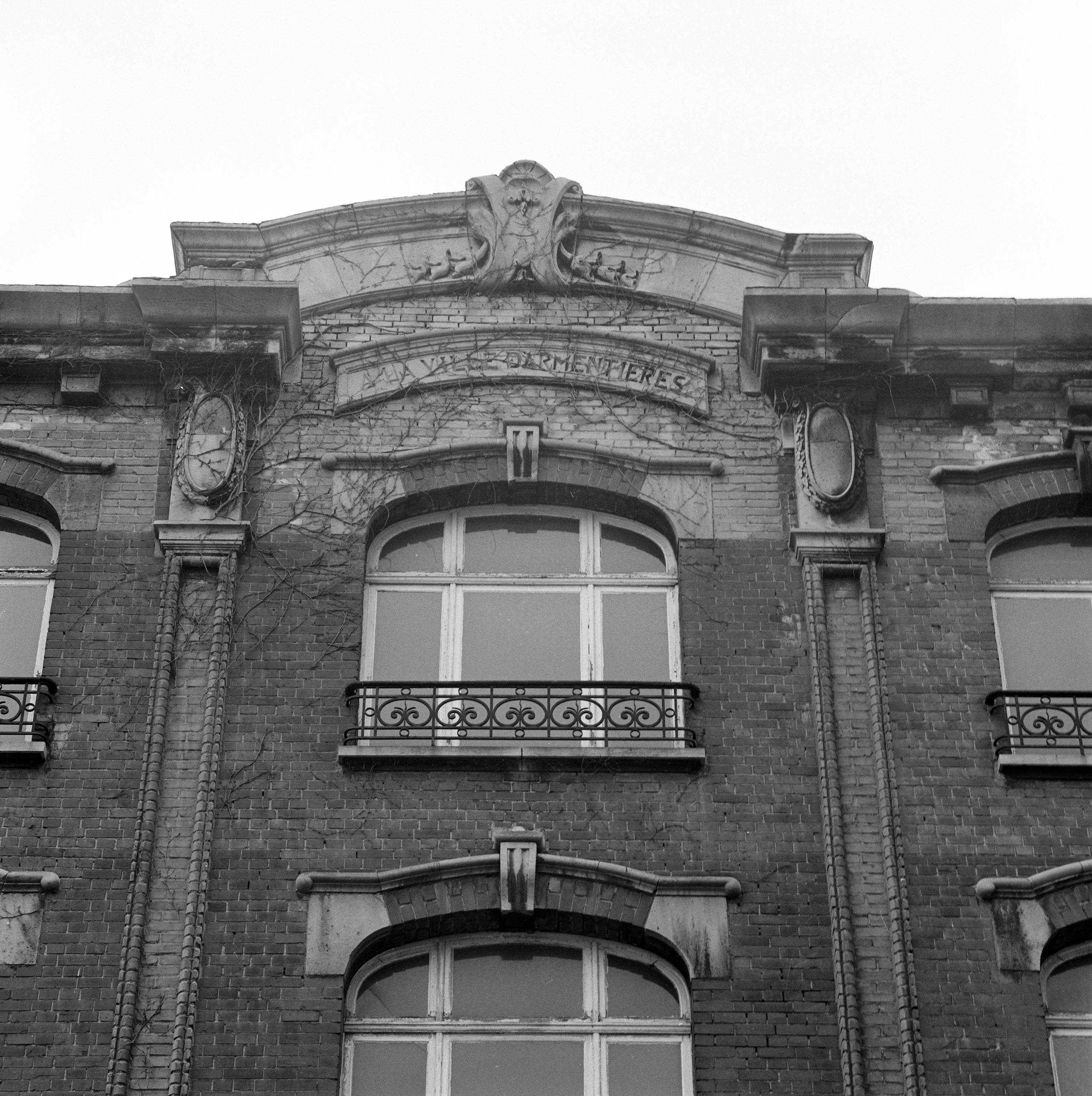 Élévation antérieure. Travée centrale, fronton avec sculpture en pierre.