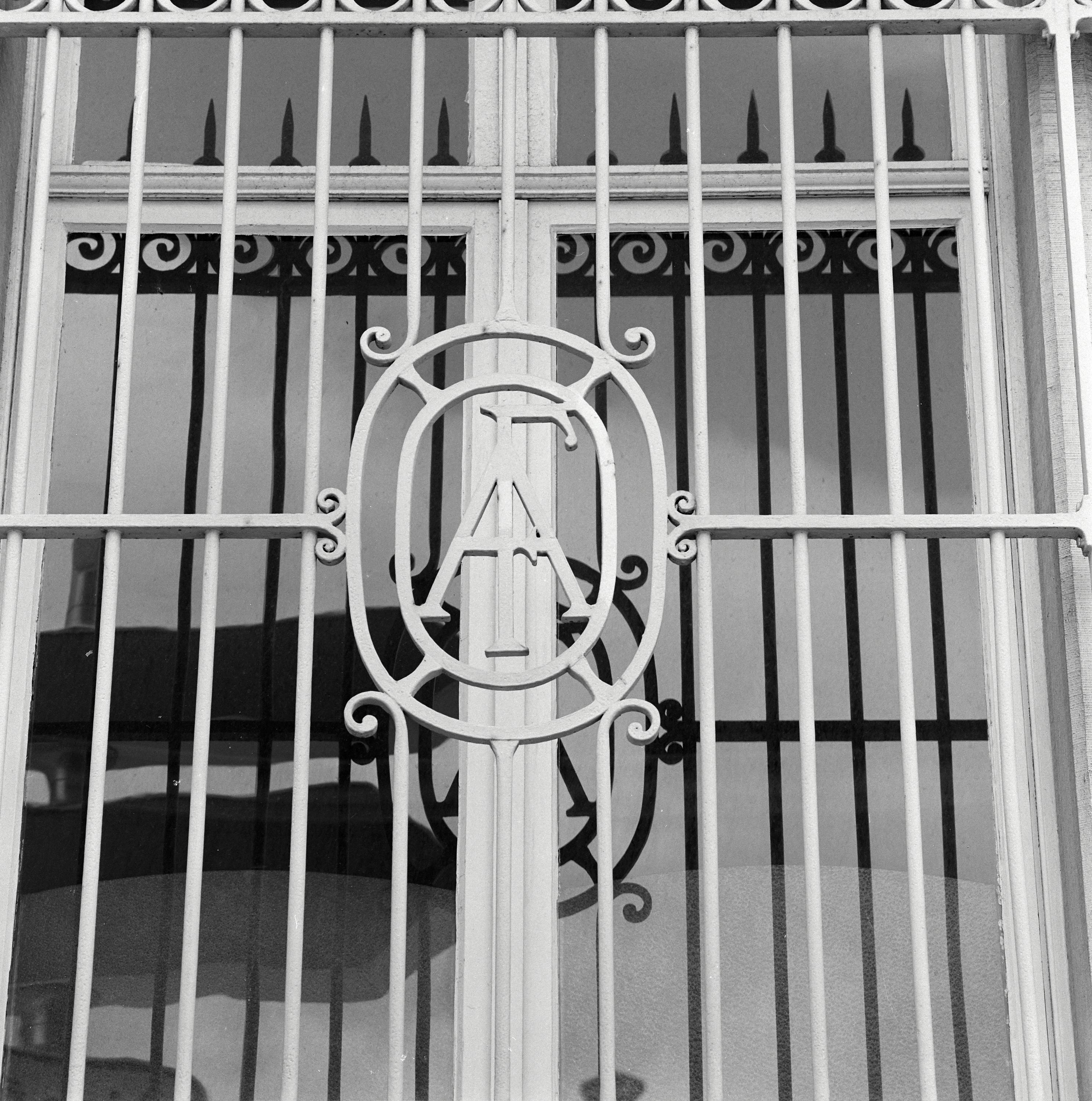 Élévation antérieure. Bureaux. Ferronnerie aux initiales de Agache et Fils.