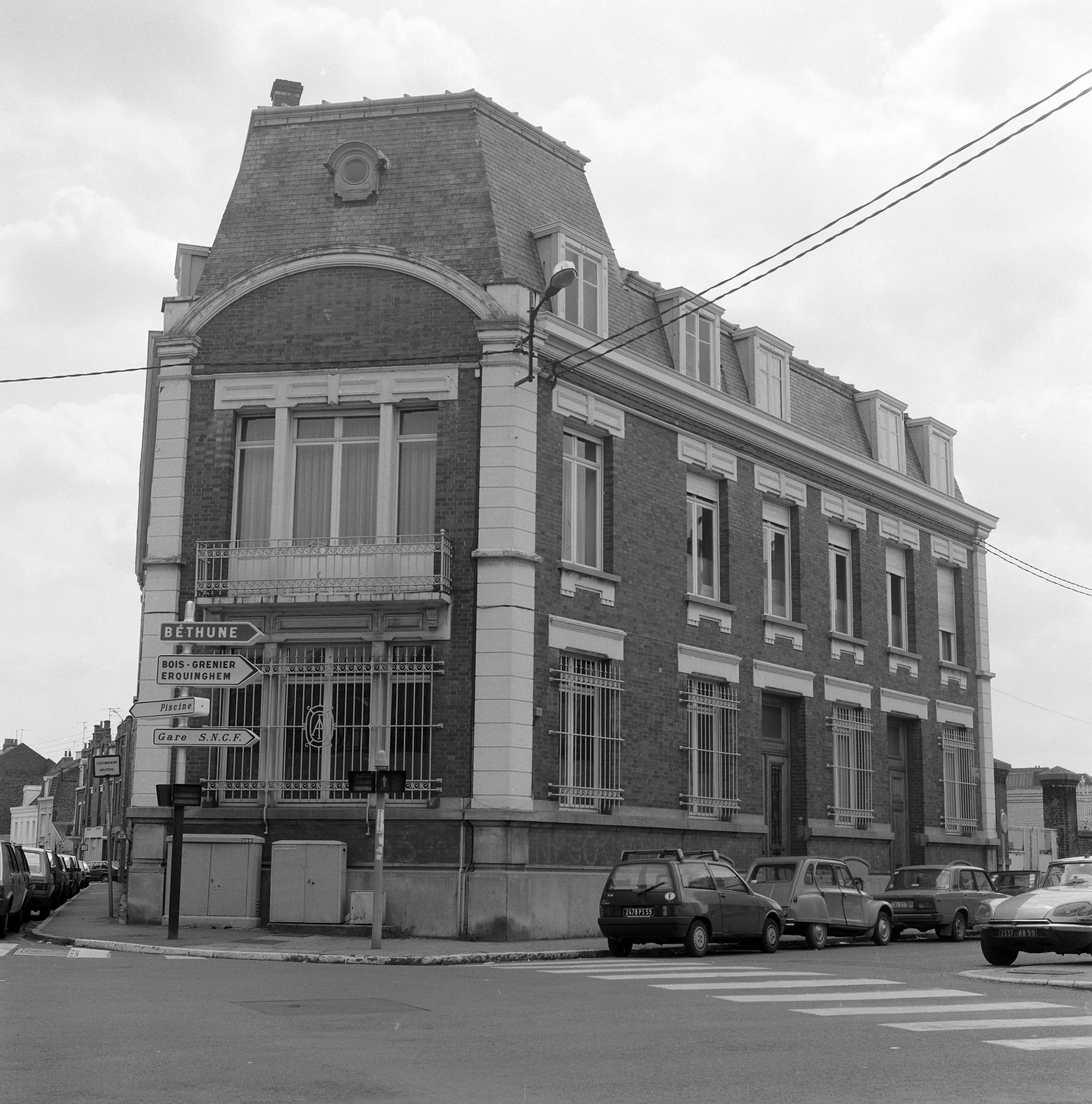 Élévation antérieure rue Jules-Ferry. Bureaux construits sur l'emplacement de l'ancienne maison de commerce détruite en 1918.