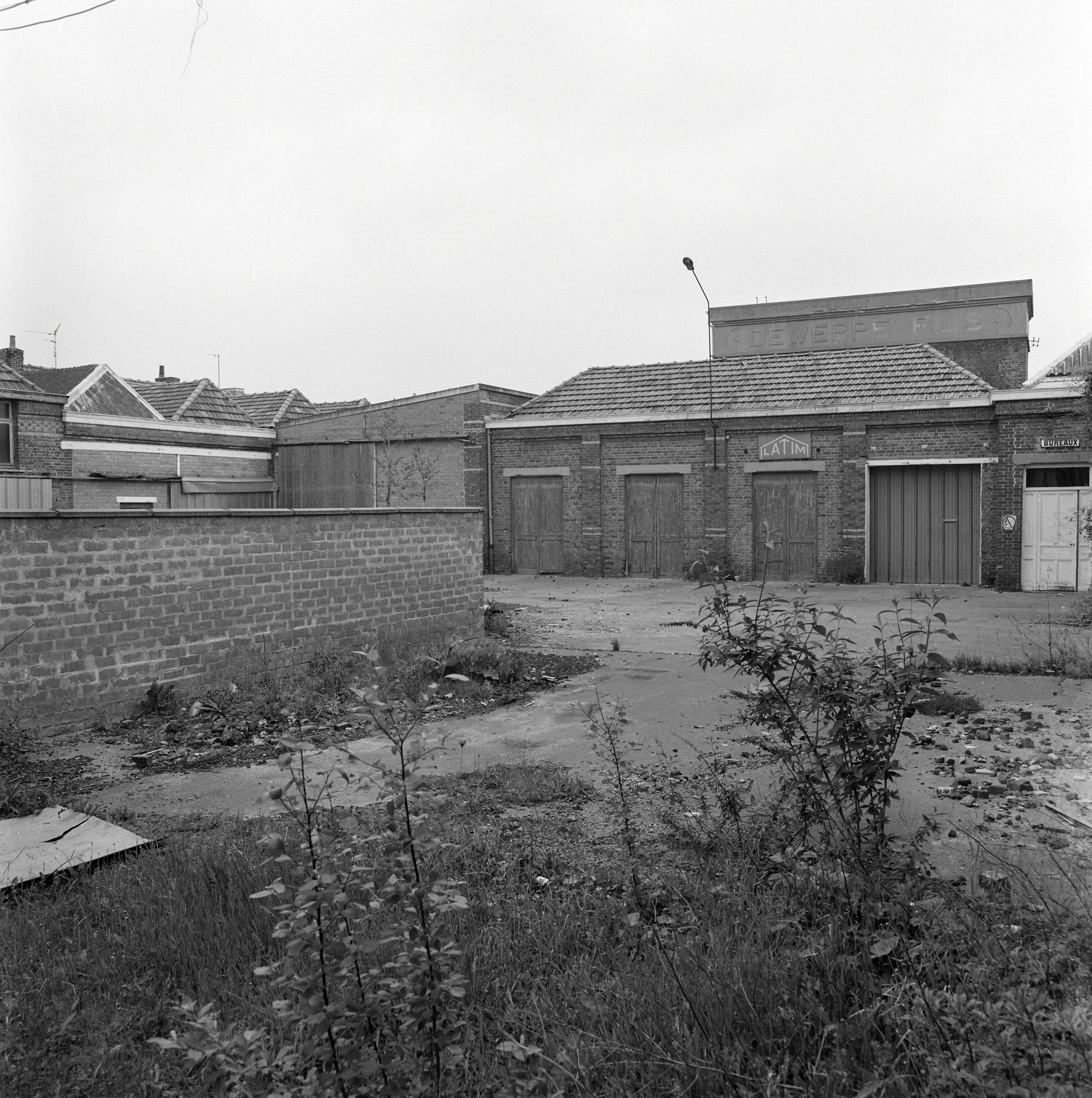 Atelier de fabrication, château d'eau depuis la cour.