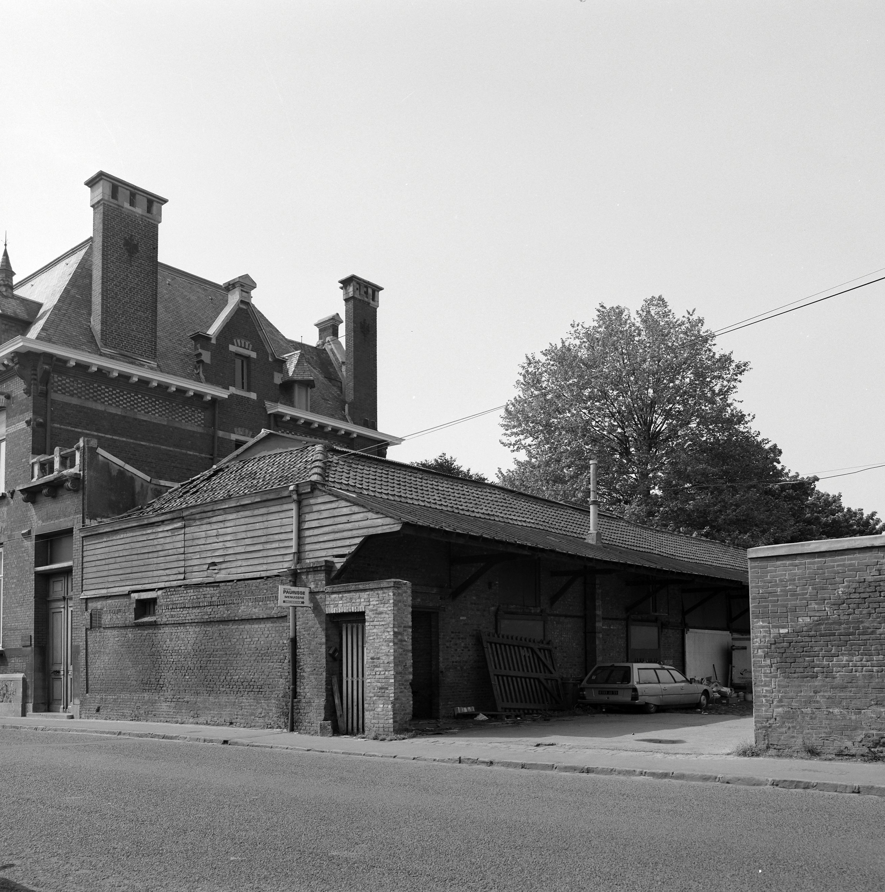 Ancien hangar au bois. Vue prise depuis la rue des Fusillés.
