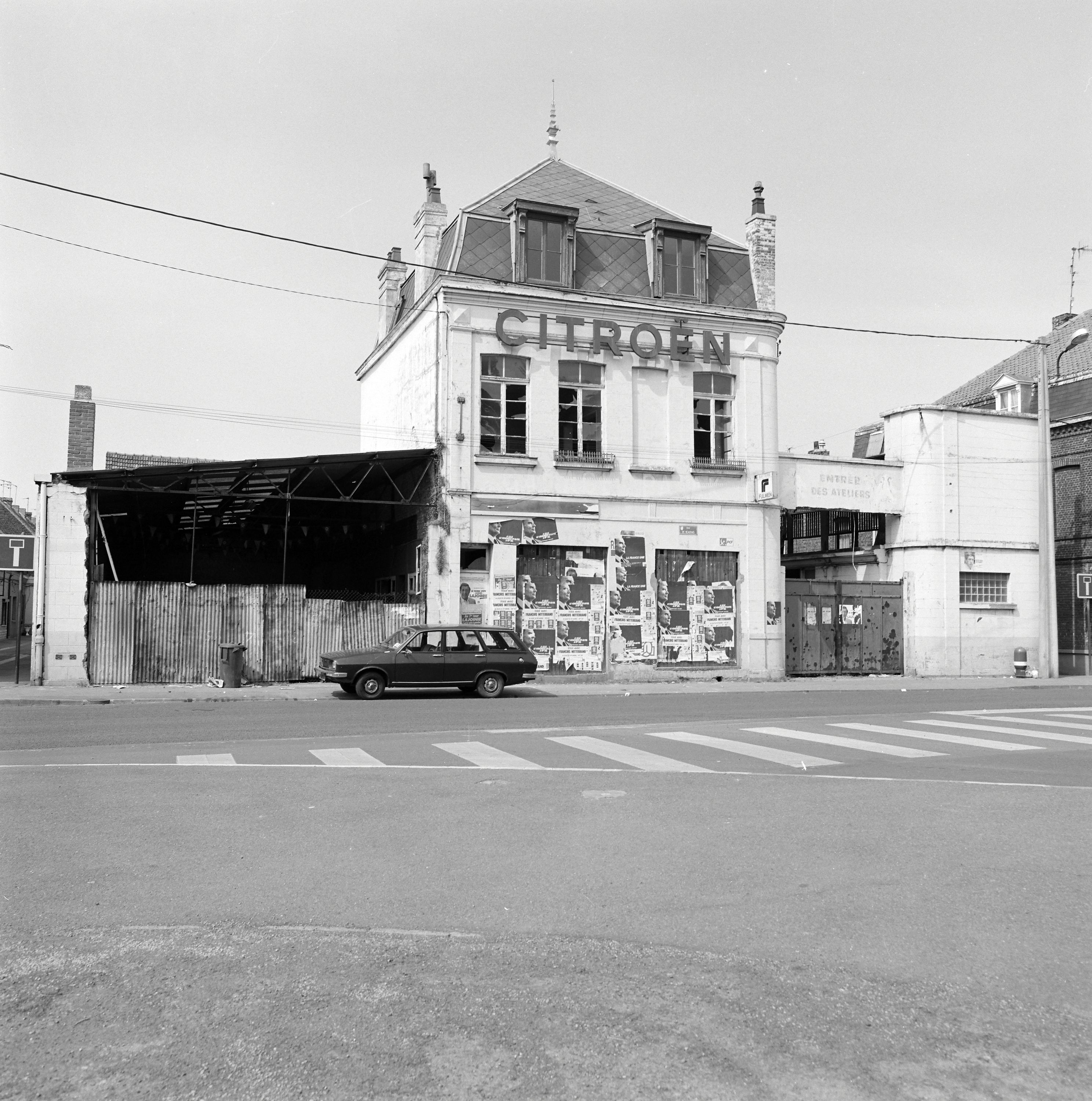Elévation antérieure, vue du Pont de Beauvais.