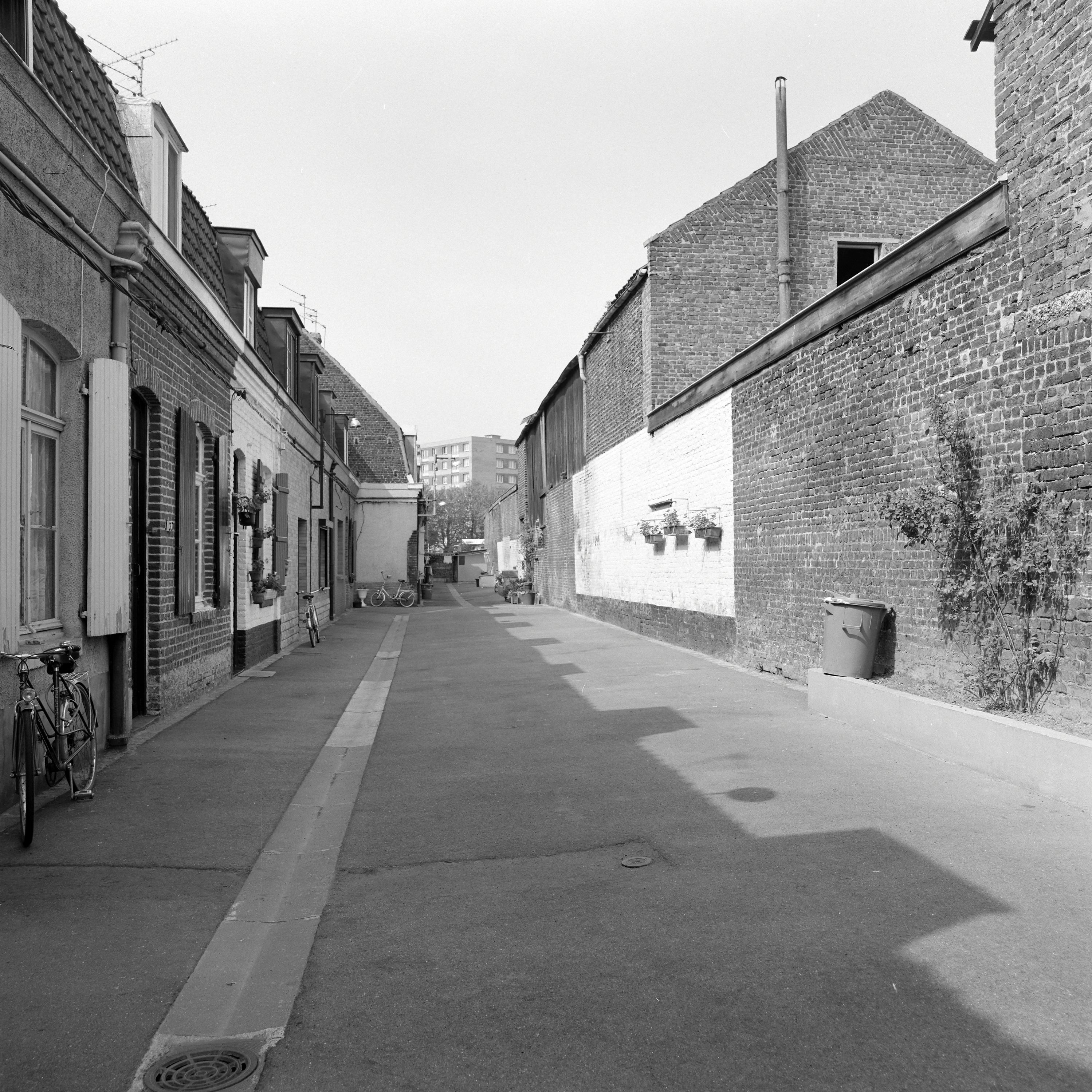 Atelier de fabrication, enfilade rue Roland Garros.