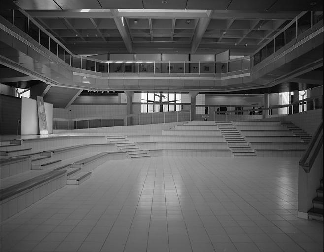 Intérieur, vue de l'espace central et des galeries hautes, vers le nord.