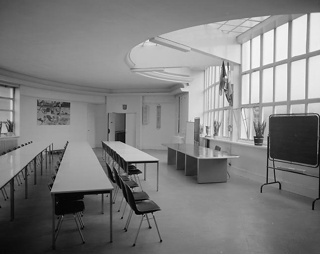 Vue intérieure du bâtiment de l'entrée : salle de réunion située à l'étage.