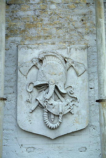 Façade de l'hôtel sur la cour, détail : blason situé à l'extrême droite.