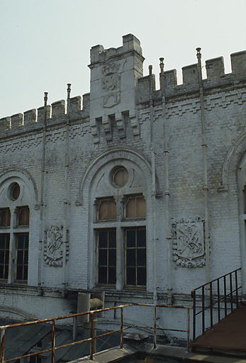 Façade sur cour, détail : partie centrale avec assommoir.