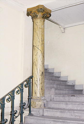 Vue intérieure du rez-de-chaussée : escalier.