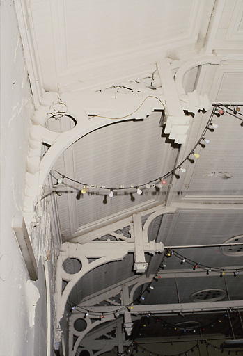 Salle des fêtes, détail : charpente apparente.