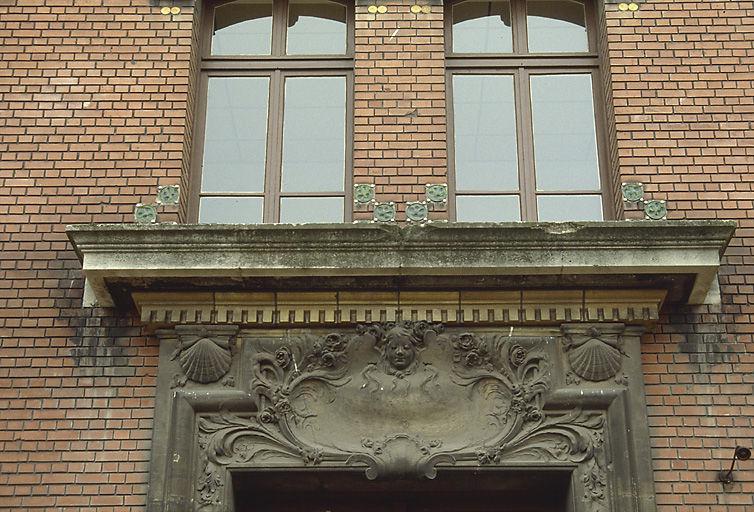 Porte centrale du bâtiment principal, place du Général de Gaulle.