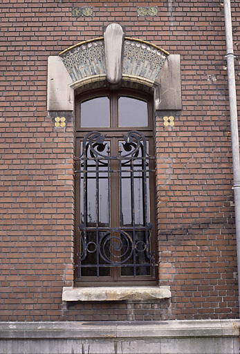 Façade principale, détail : fenêtre du rez-de-chaussée.
