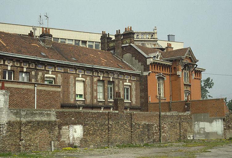 Vue d'ensemble des façades arrière depuis le sud-est.