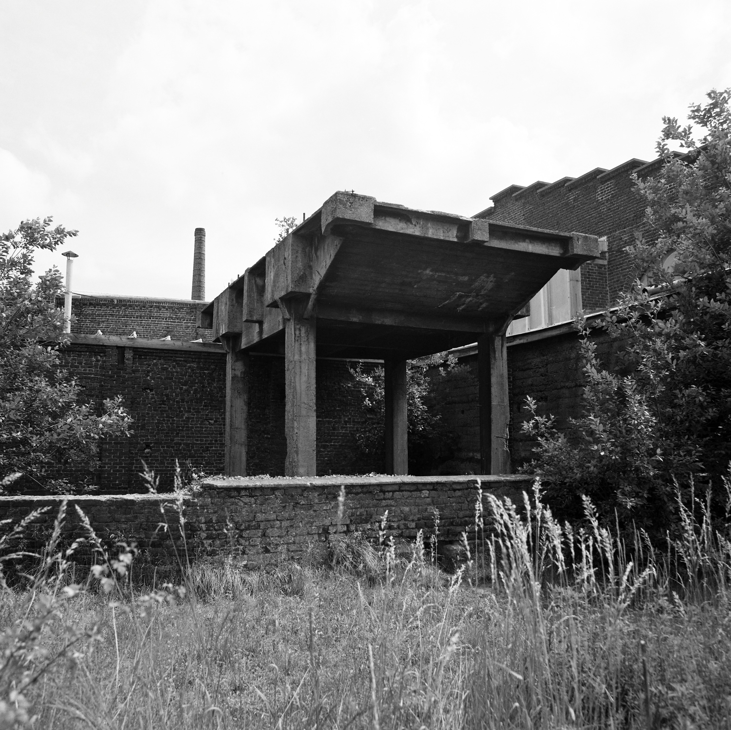 Support de cuve en béton armé sur le ruisseau du Crachet. Vue prise vers le nord.