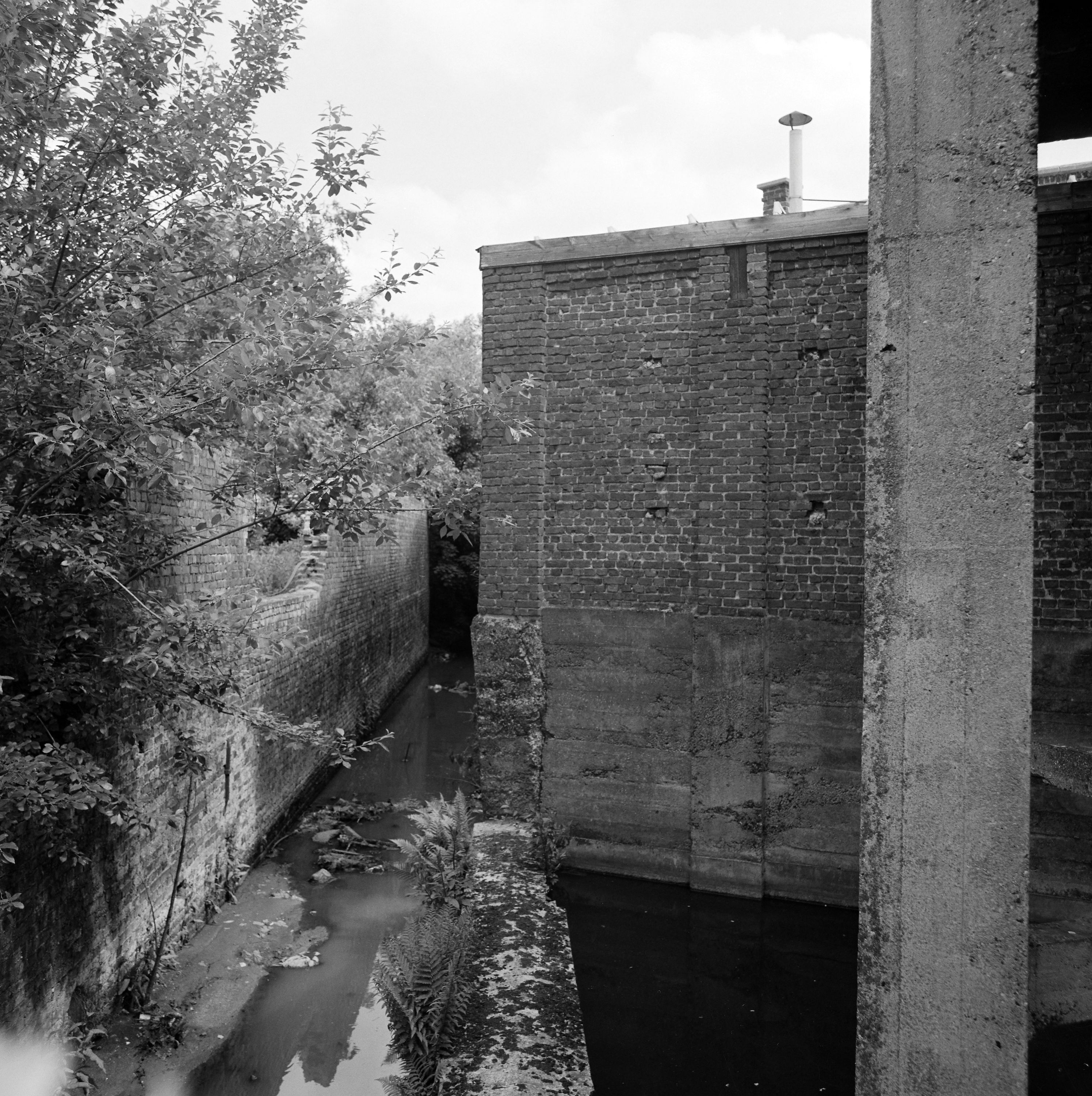 Murs d'enceinte sur le ruisseau du Crachet. Vue prise vers l'ouest.