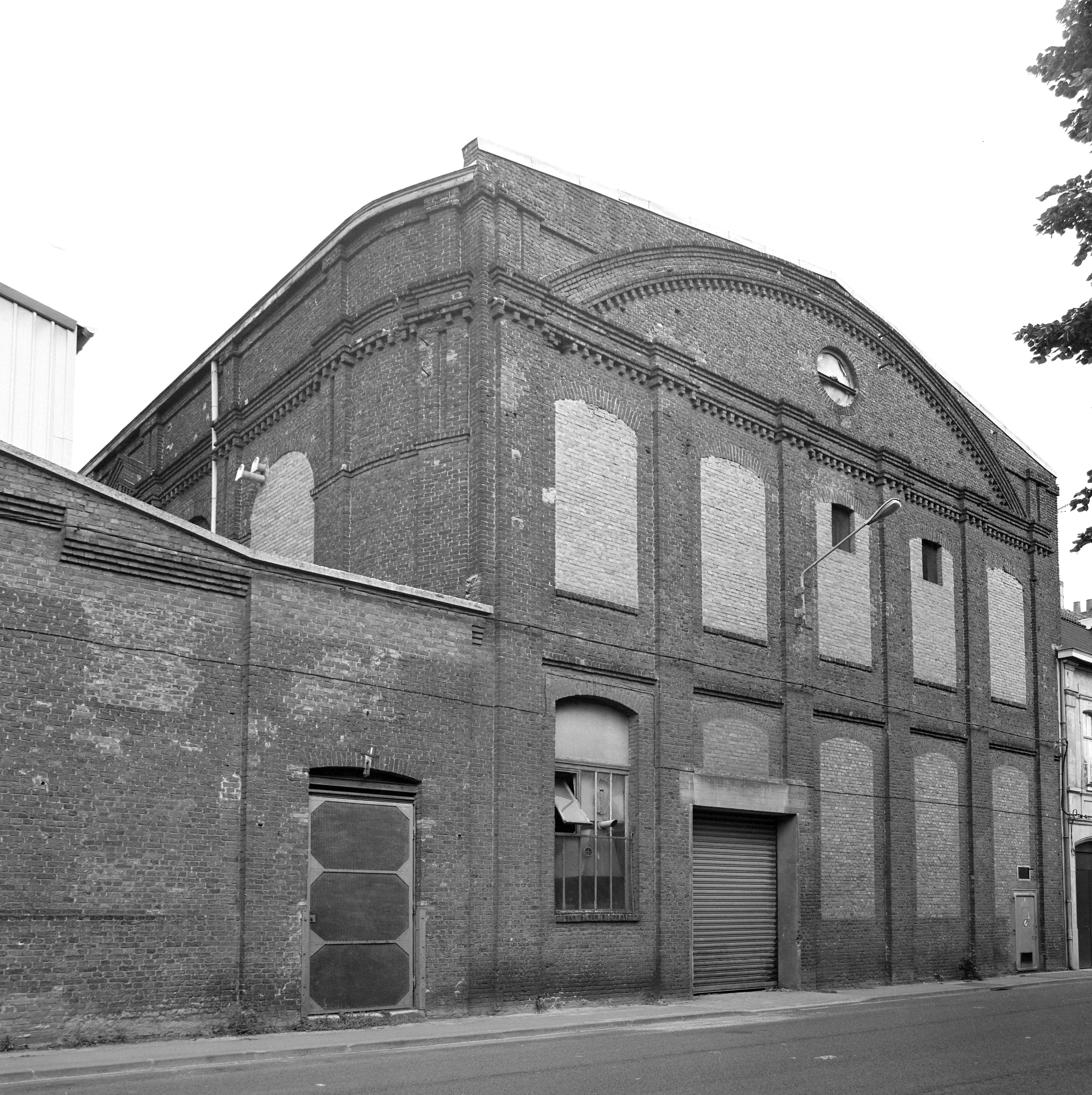 Atelier de fabrication. Vue prise vers le sud, depuis la rue de Strasbourg.