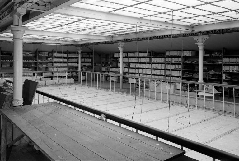 Salle des archives (ancienne remise), tribunes du premier étage.