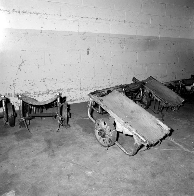 Magasin aux toiles, chariots à ensouple.