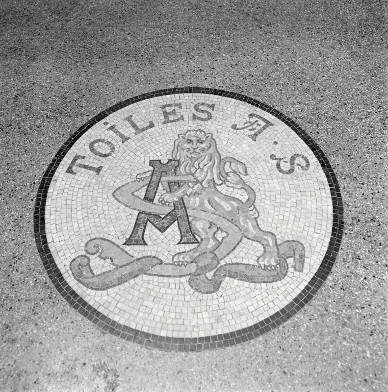 Blason en mosaïque aux armes de l'entreprise.