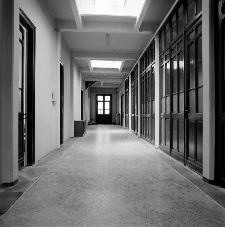 Bureaux. Couloir longitudinal.