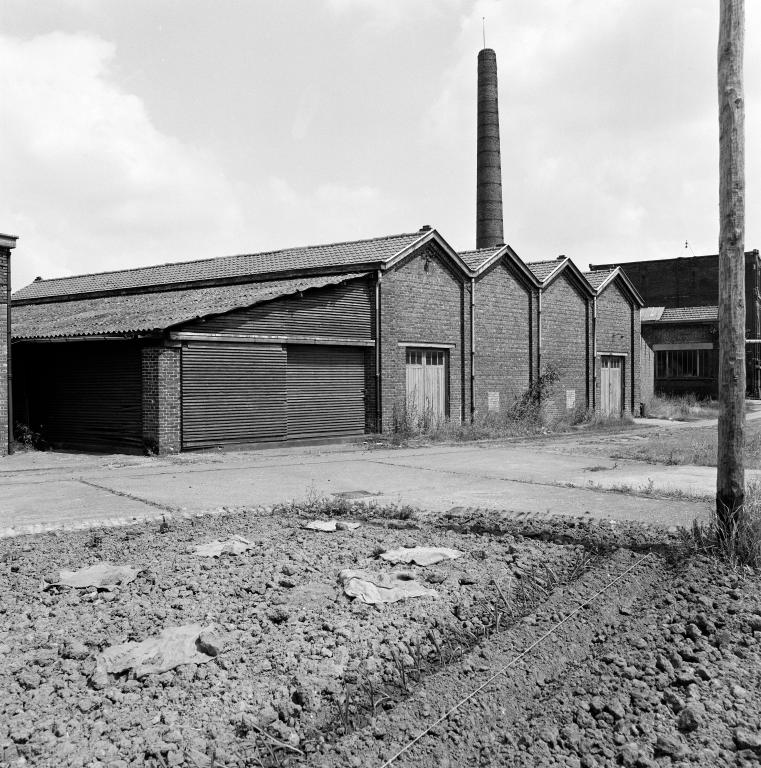 Hangar aux bois et menuiserie. Vue prise vers l'est.