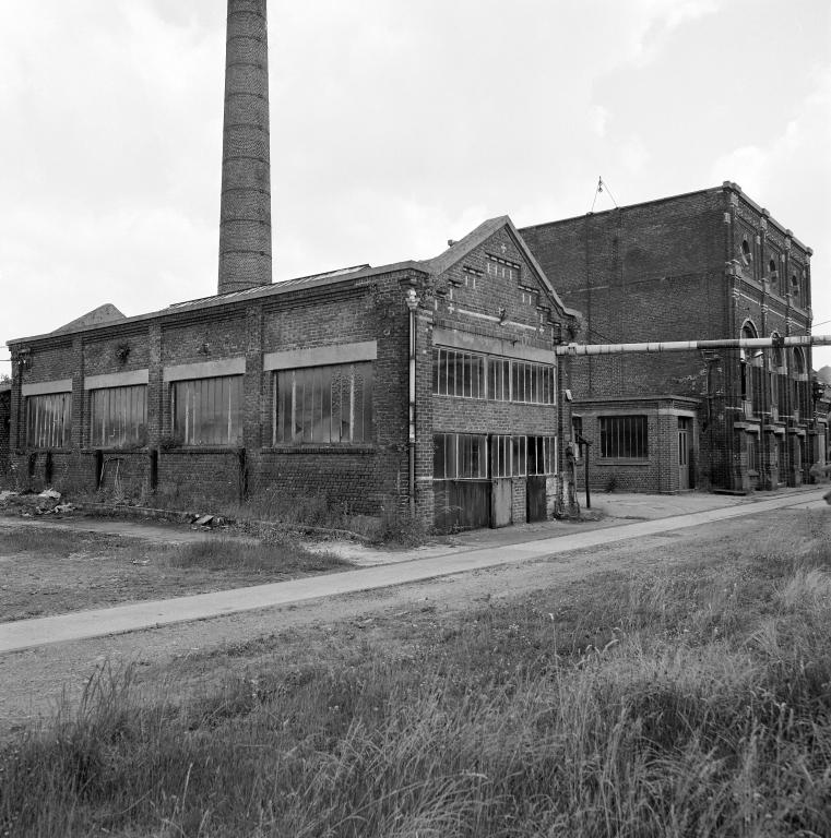 Chaufferie, à gauche, et salle des machines à droite. Vue prise vers l'est.