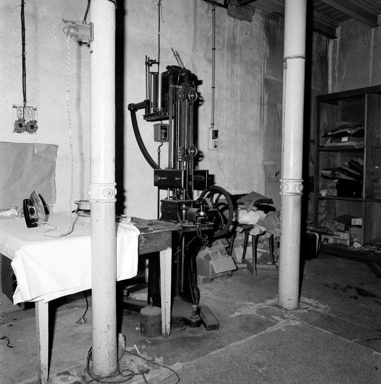 Salle des archives (ancienne menuiserie), tireuse dynamométrique Dubuisson (Lille).