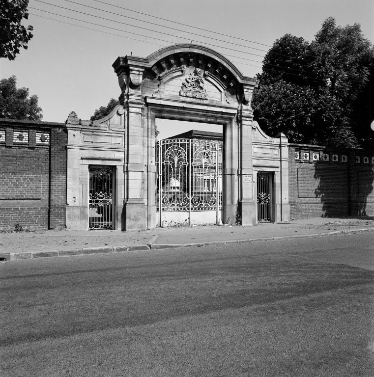 Portail d'entrée, rue Jules-Lebleu.