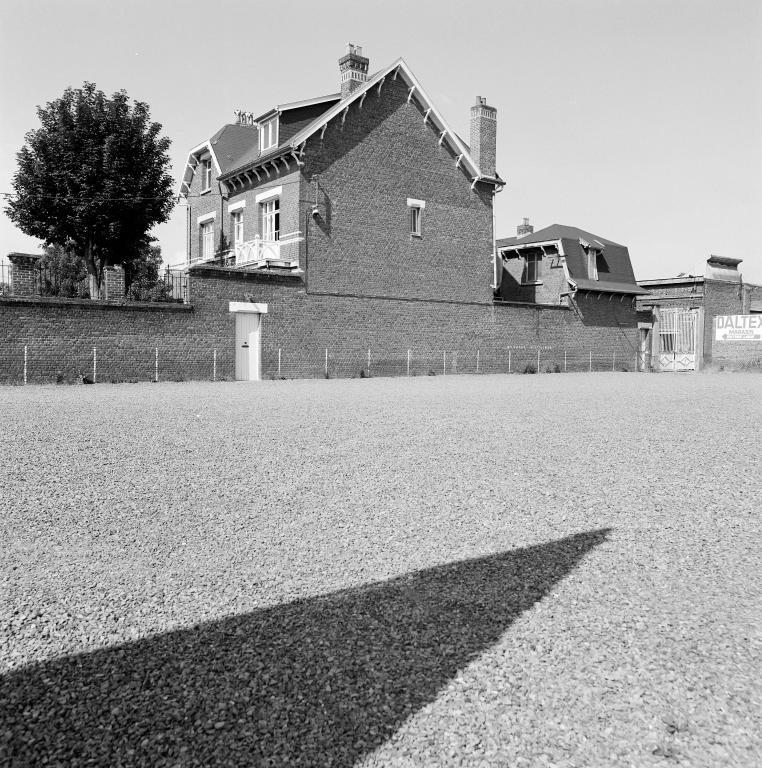 Logement patronal. Vue prise depuis la rue, vers l'ouest.