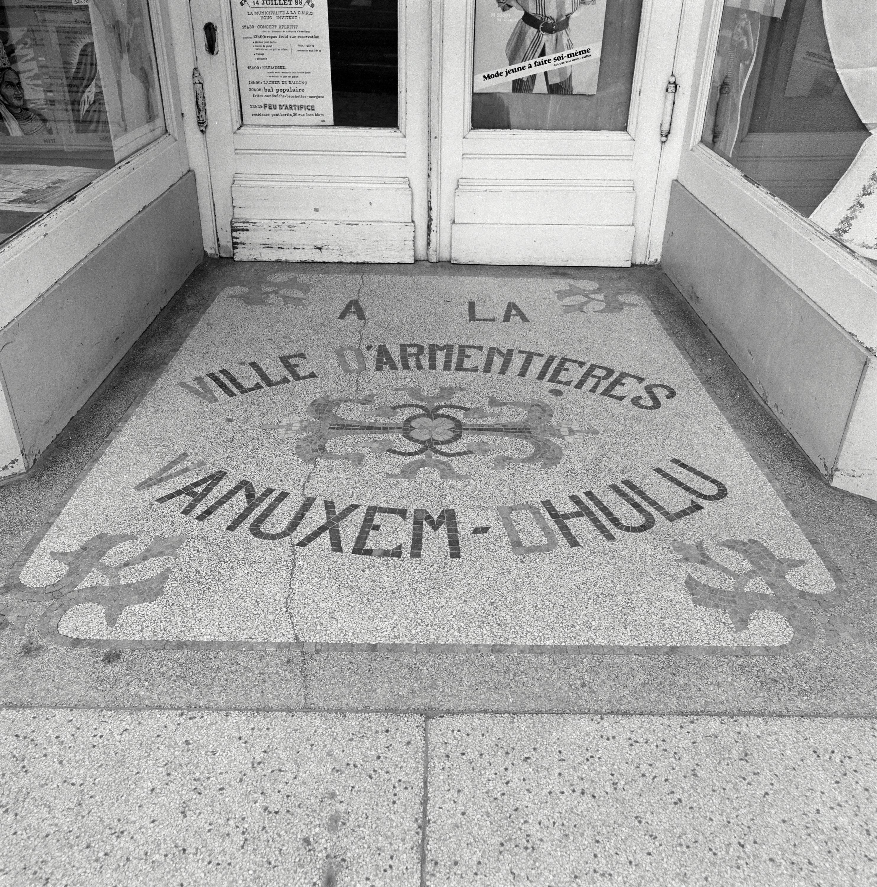 Pavage en mosaïque de l'entrée de la boutique.