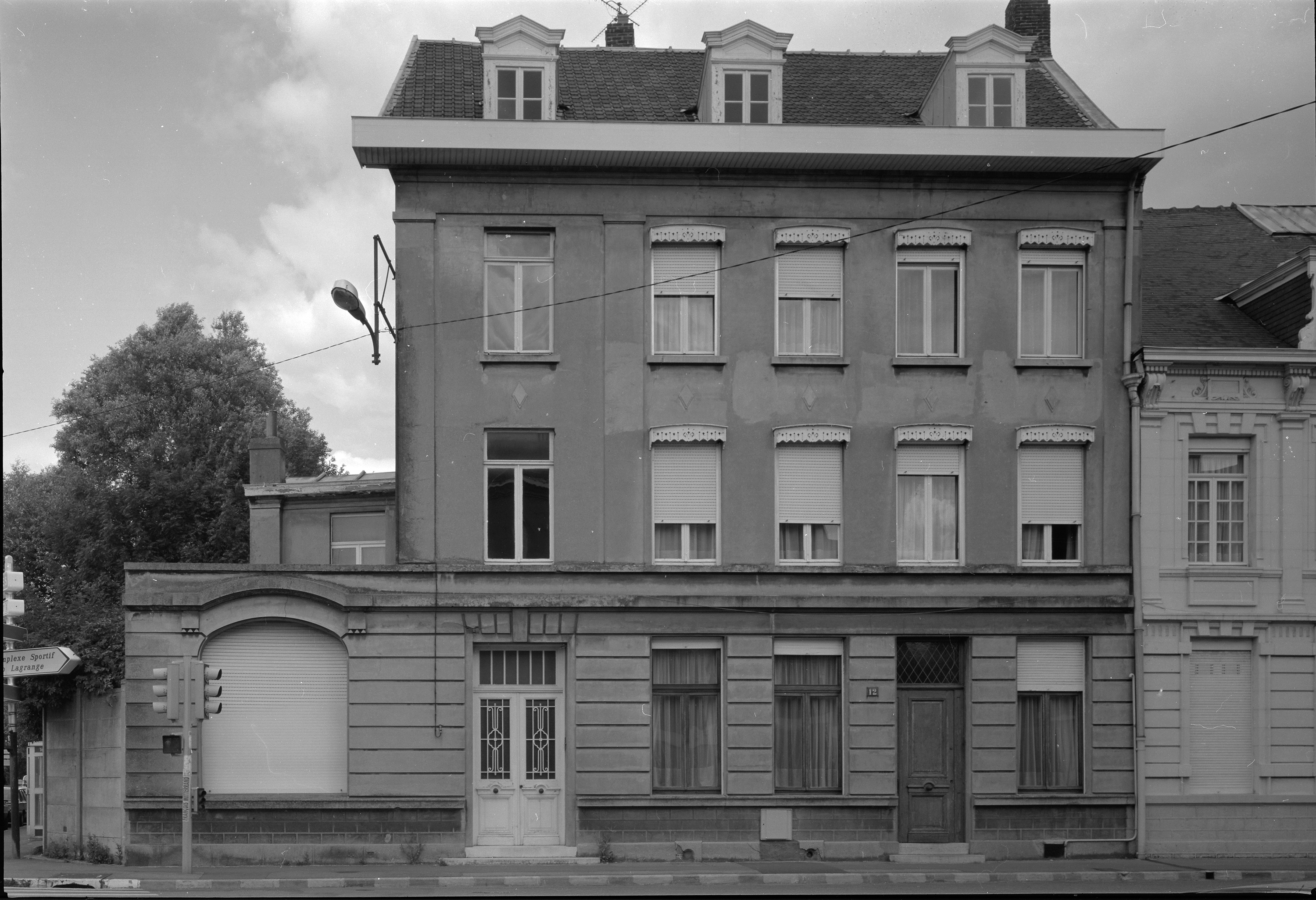 Anciens bureaux et portail d'entrée.