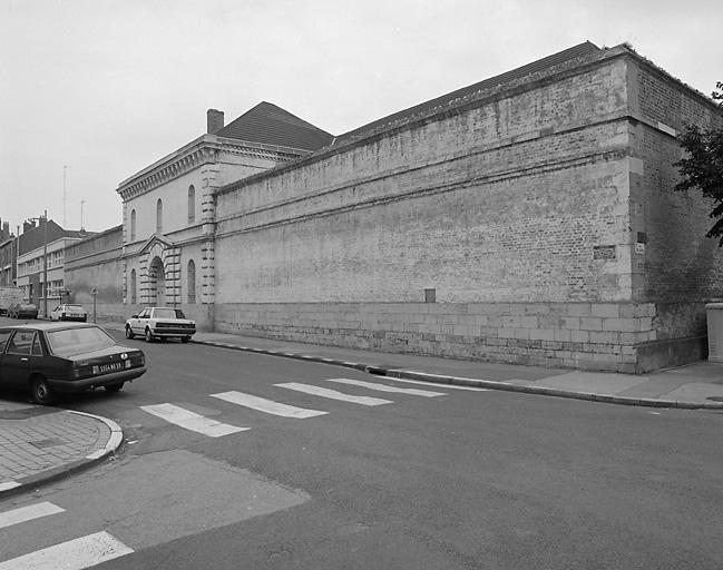 Façade principale : vue générale d'angle sud-ouest.
