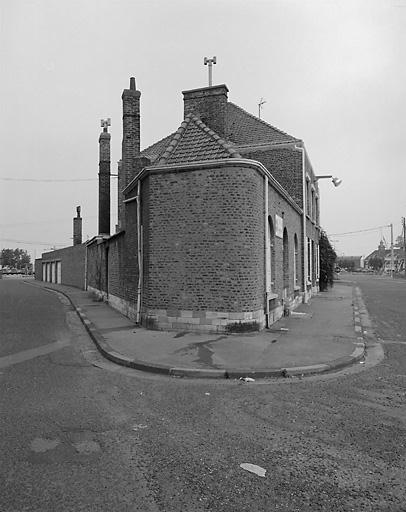 Vue de l'angle de la rue de l'Huîtrière et du quai du Risban.