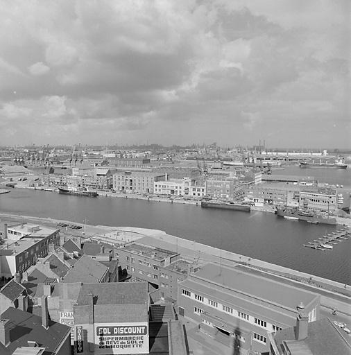 Quai de la Citadelle, au-delà du bassin du Commerce.