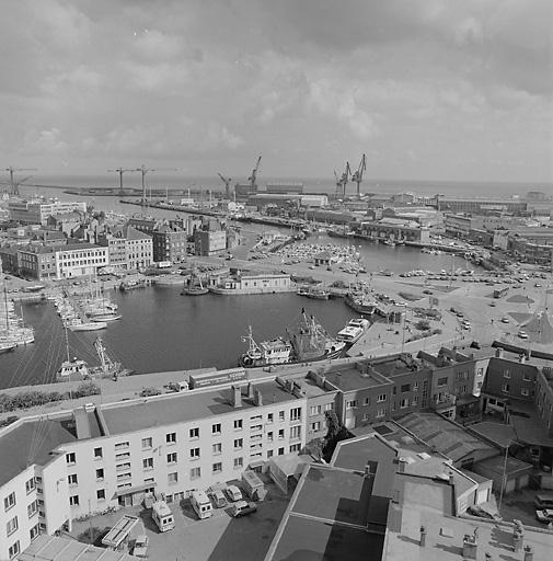 Vue de la partie nord du quartier de la citadelle, au-delà du bassin du Commerce.