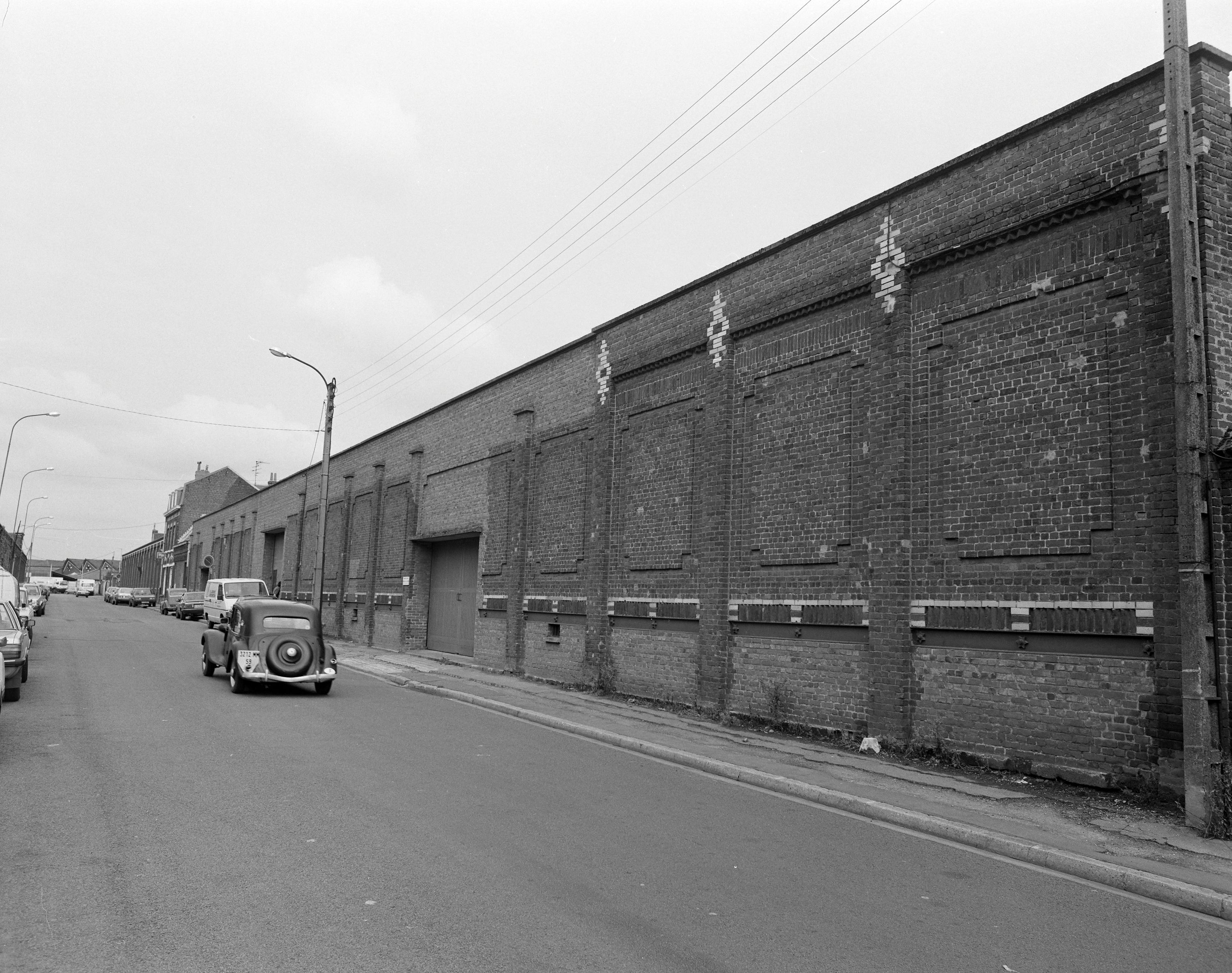 La filature, rue Pierre-Brossolette, vers le nord-est.