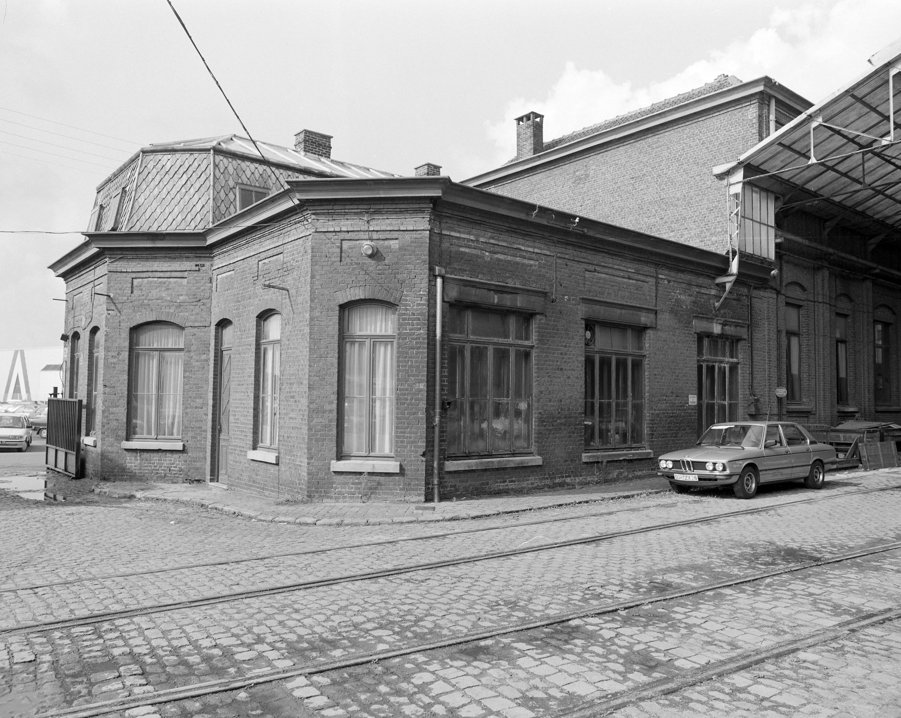 Bureaux depuis la cour. Vue prise vers l'ouest.