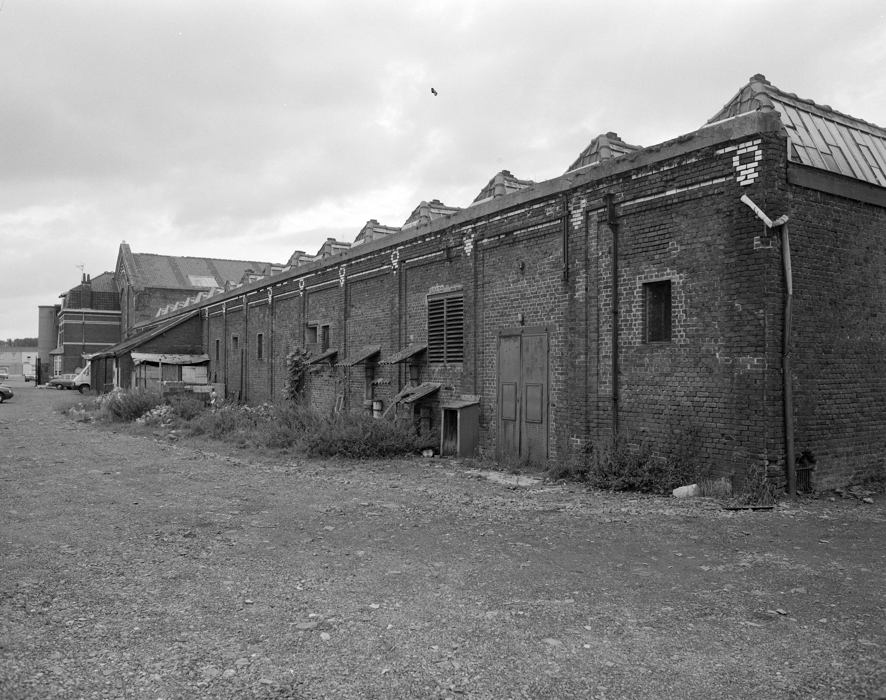 Magasin aux déchets et embranchement ferroviare. Vue prise vers l'ouest. 