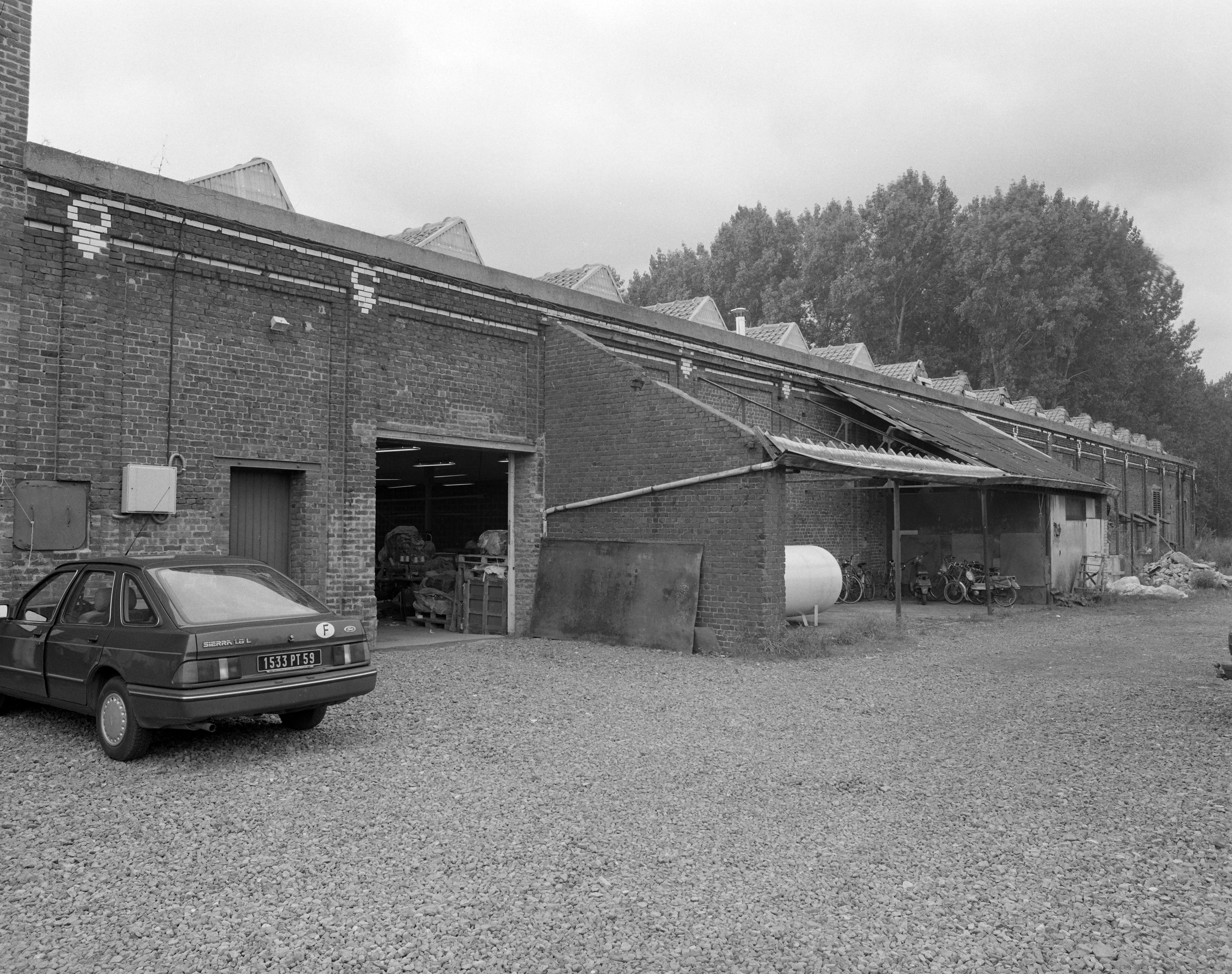 Élévation sud-est. Vue prise vers le nord. Ancien embranchement ferroviaire et hangar aux déchets.