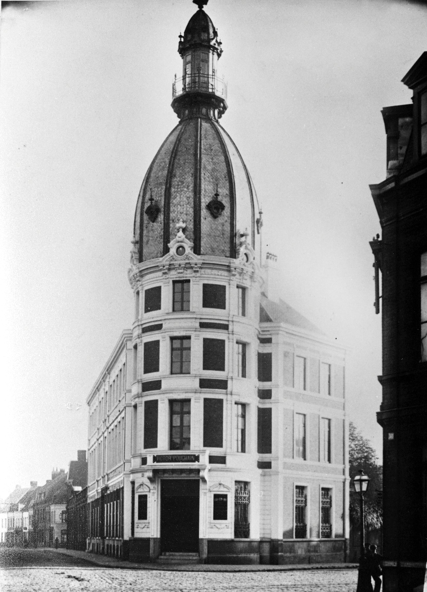 Maison de commerce des établissements Pouchain. Photographie, [avant 1914] (coll. part. Delepoulle).
