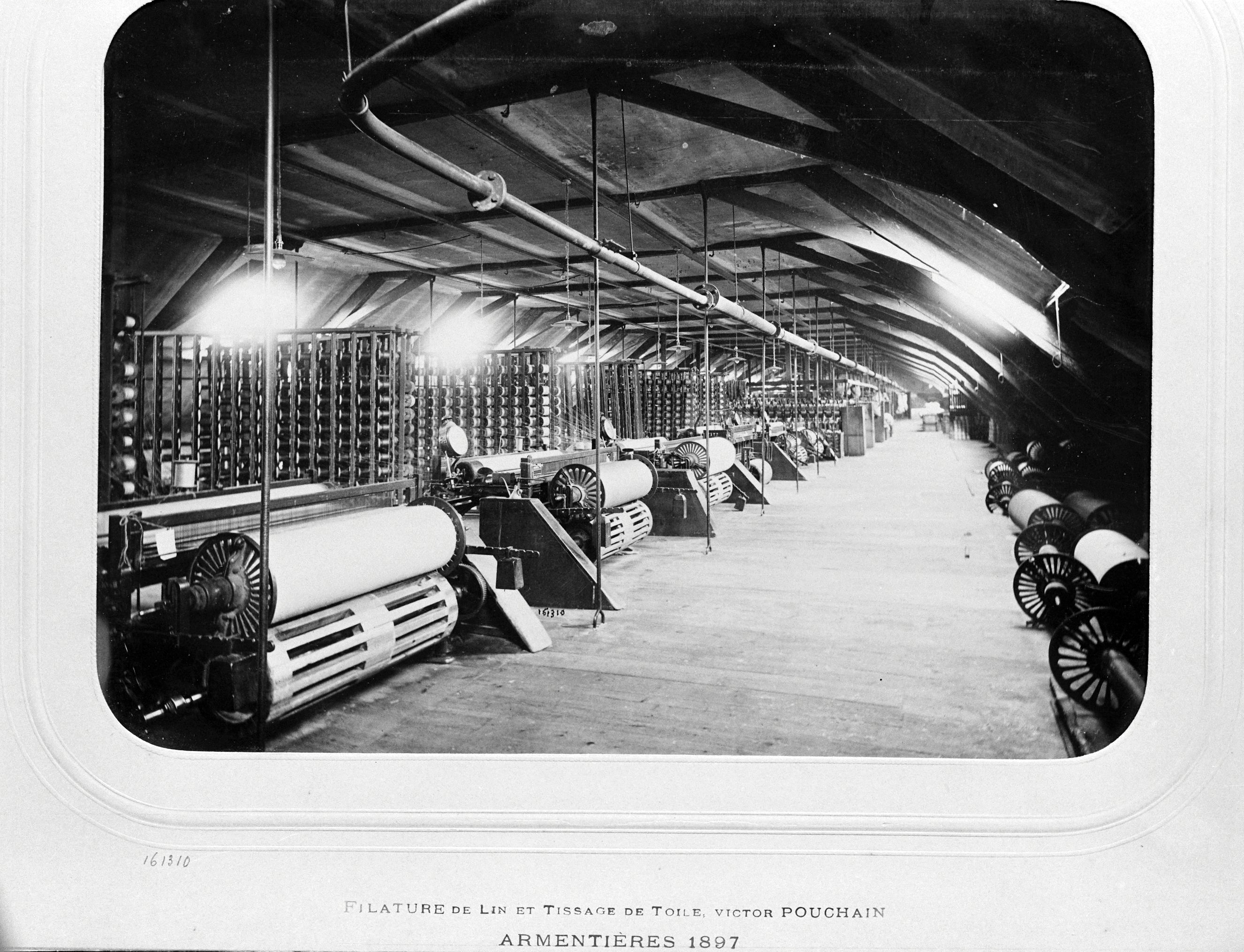 Atelier de tissage des établissements Pouchain : les ourdissoirs. Photographie, [ca 1897] (coll. part. Delepoulle).